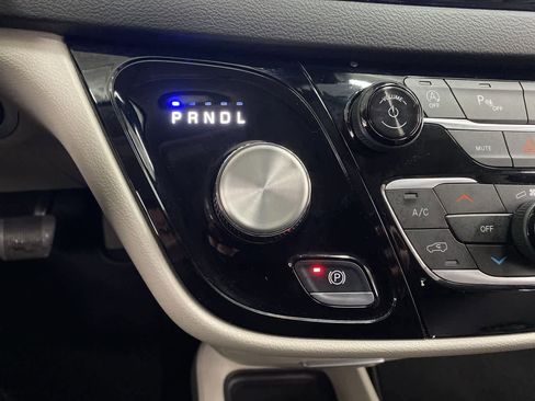 Used 2024 Chrysler Pacifica Touring-L FWD image 26