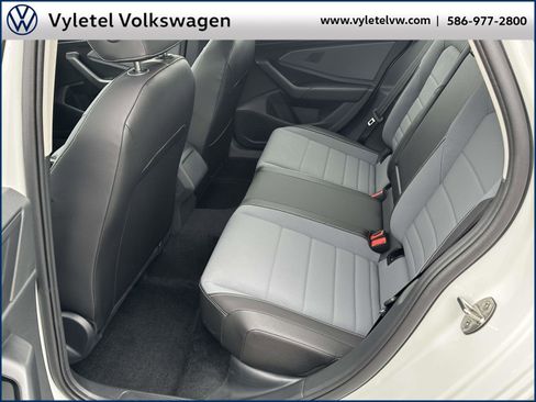 Certified 2025 Volkswagen Jetta SE w/ Sunroof Package image 11