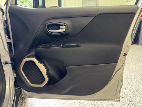 Used 2017 Jeep Renegade Latitude w/ Popular Equipment Group image 31