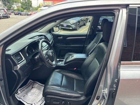 Used 2016 Toyota Highlander XLE AWD/4WD image 16