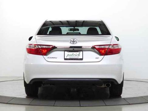 Used 2017 Toyota Camry SE w/ Moonroof Package FWD image 7