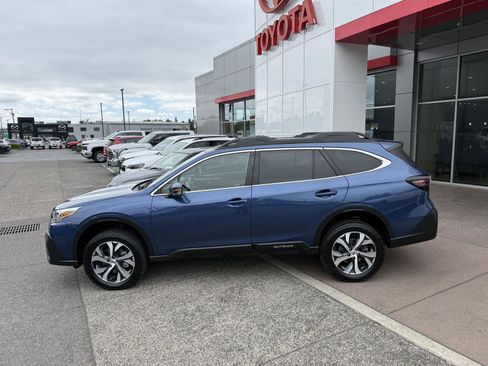 Used 2022 Subaru Outback Limited XT AWD/4WD image 3