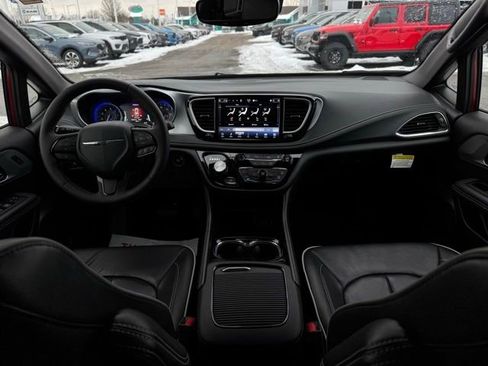 Used 2025 Chrysler Pacifica Limited image 30