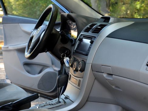 Used 2013 Toyota Corolla LE FWD image 13