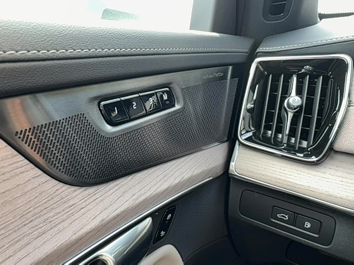 New 2026 Volvo XC90 T8 Plus w/ Protection Package AWD/4WD image 18