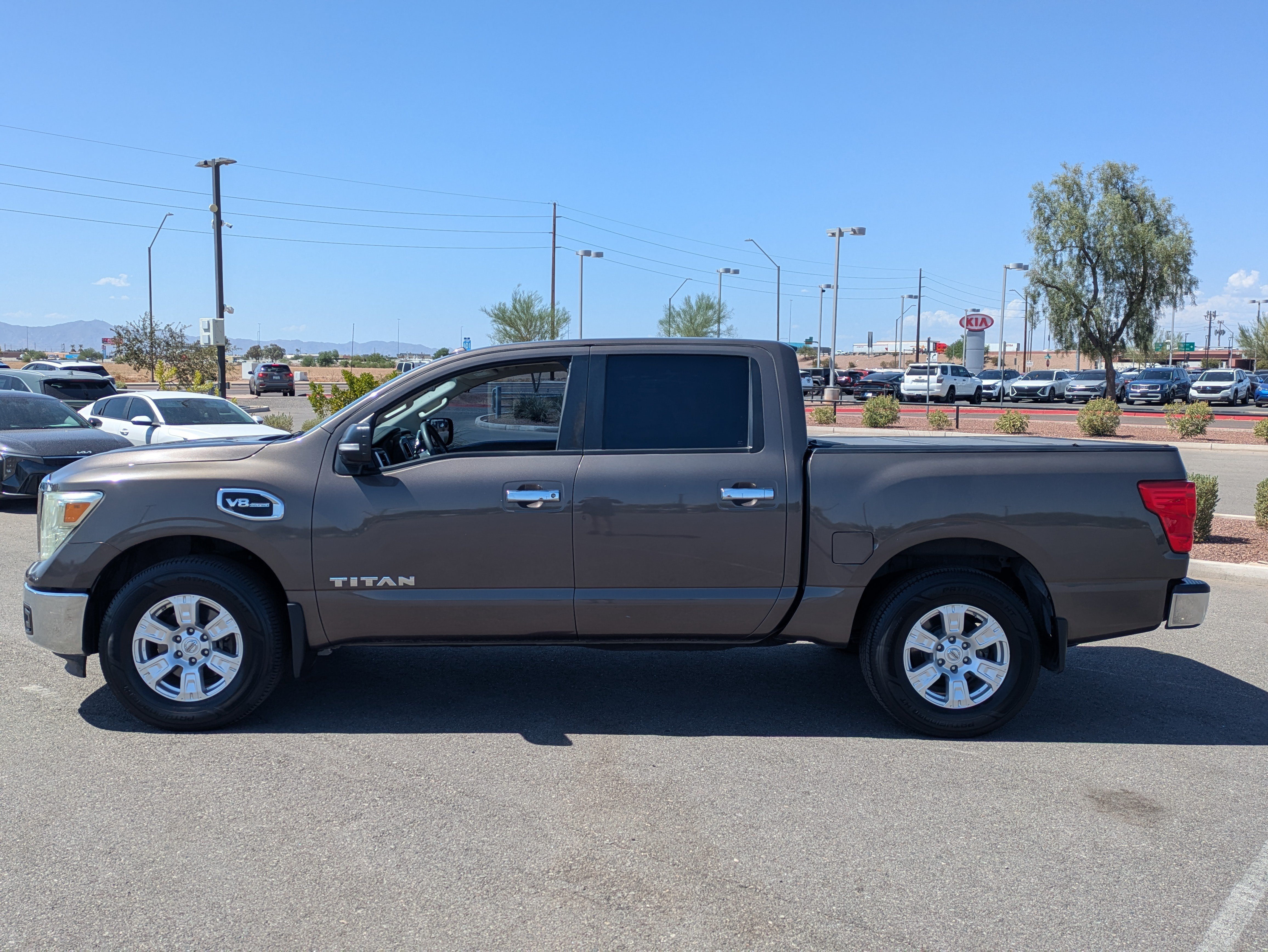 Used 2017 Nissan Titan SV RWD image 2