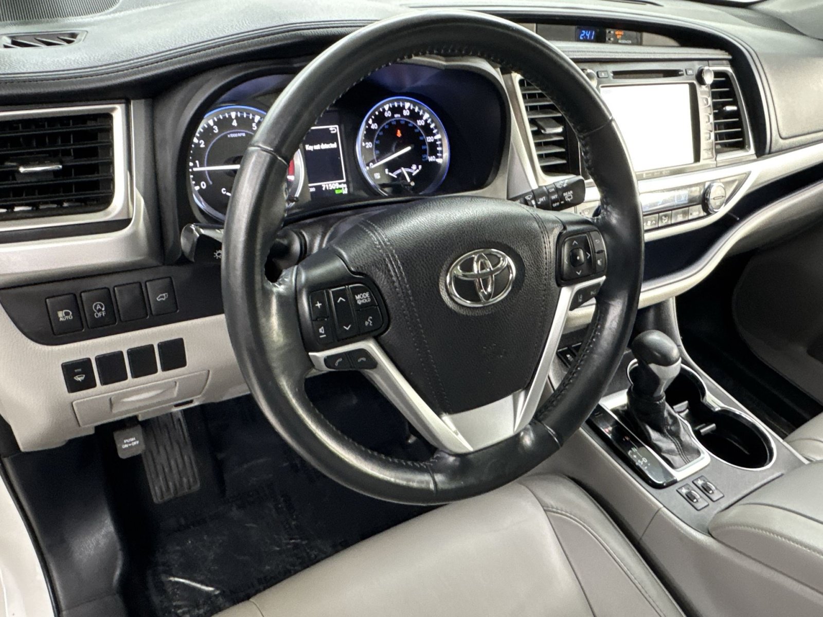 Used 2018 Toyota Highlander XLE AWD/4WD image 13