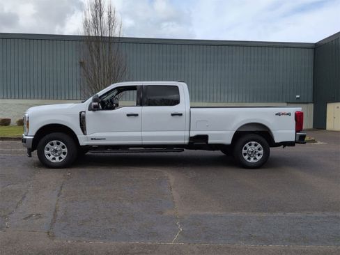 Used 2024 Ford F350 XLT image 3