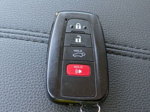 Used 2025 Toyota RAV4 XLE Premium image 31