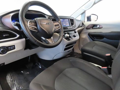 Used 2023 Chrysler Voyager LX FWD image 7
