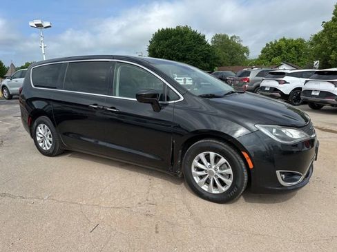 Used 2019 Chrysler Pacifica Touring Plus FWD image 22