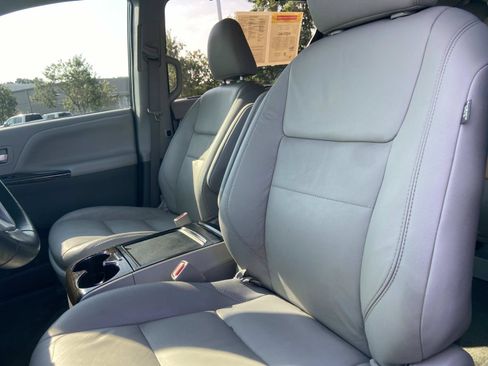 Used 2017 Toyota Sienna XLE w/ XLE Navigation Package FWD image 19