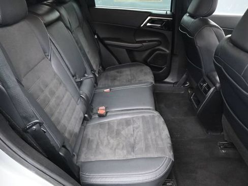 Used 2023 Mitsubishi Outlander SE AWD/4WD image 23