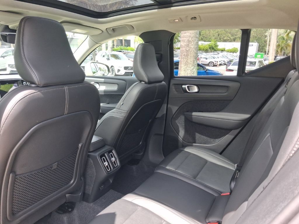 Certified 2025 Volvo XC40 B5 Ultra w/ Protection Package AWD/4WD image 7