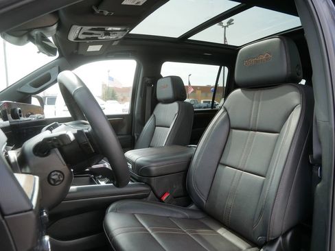 Used 2025 Chevrolet Suburban High Country AWD/4WD image 10