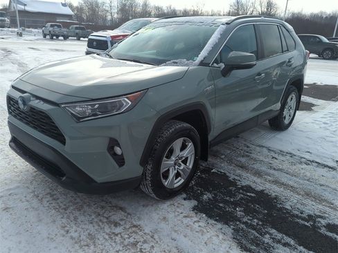 Used 2020 Toyota RAV4 XLE w/ Convenience Package image 4