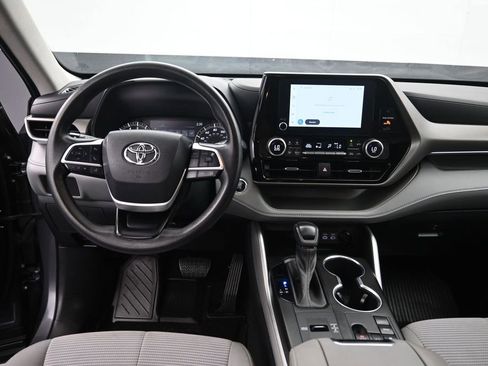 Used 2023 Toyota Highlander L FWD image 11