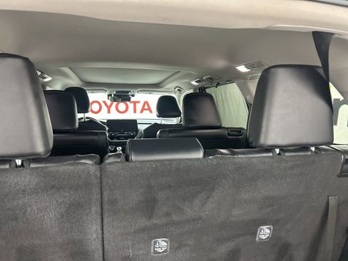 Used 2024 Toyota Grand Highlander AWD image 17