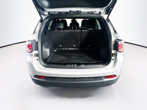 Used 2024 Jeep Compass Latitude image 30