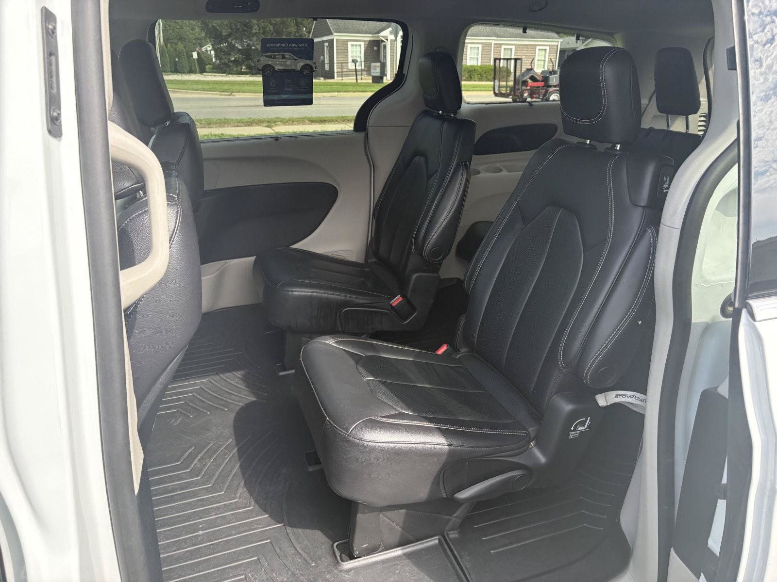 Used 2022 Chrysler Pacifica Touring-L AWD/4WD image 12