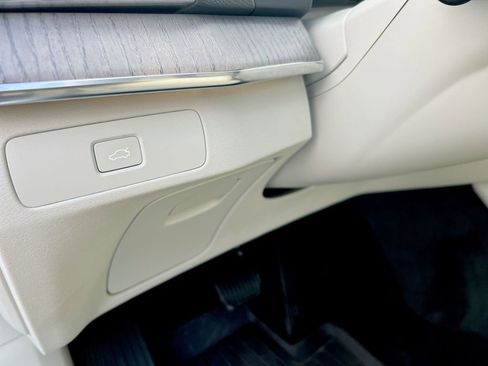 Used 2024 Volvo XC90 B6 Plus w/ Protection Package Premier image 16