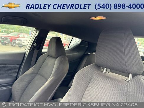 Used 2019 Toyota C-HR XLE FWD image 2