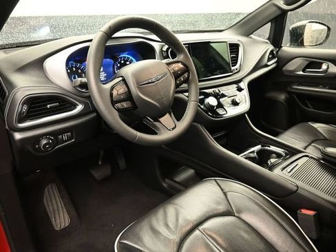 Used 2025 Chrysler Pacifica Limited FWD image 7