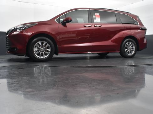 Used 2026 Toyota Sienna XLE FWD image 36