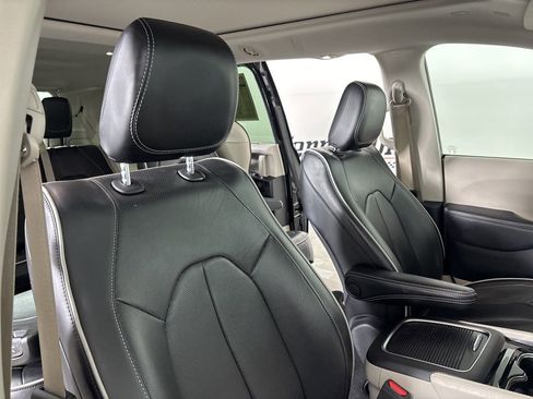 Used 2024 Chrysler Pacifica Limited image 28