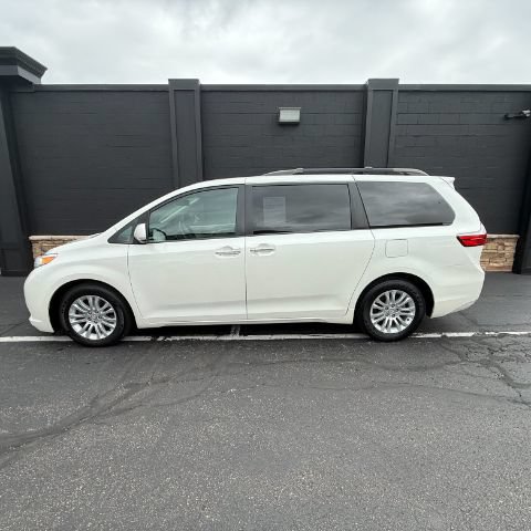 Used 2017 Toyota Sienna XLE Premium FWD image 2