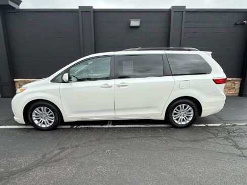 Used 2017 Toyota Sienna XLE Premium FWD image 2