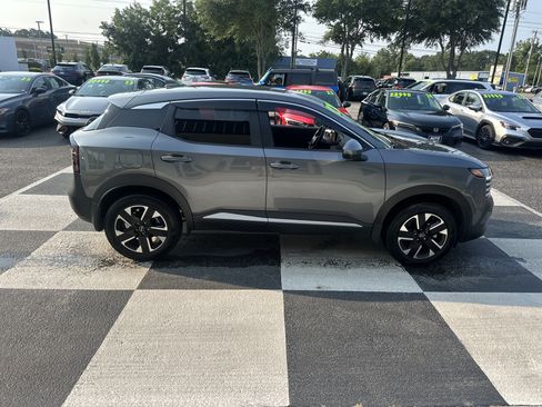 Used 2025 Nissan Kicks SV AWD/4WD image 3