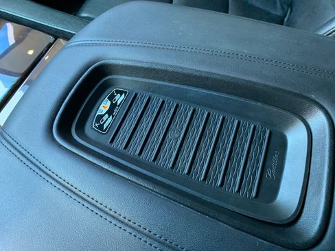 Used 2017 Cadillac Escalade ESV 4WD image 34