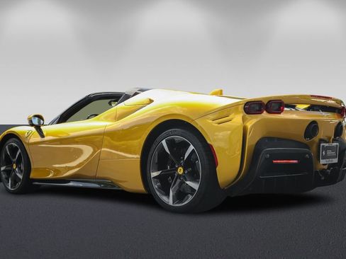 Used 2024 Ferrari SF90 Spider image 5