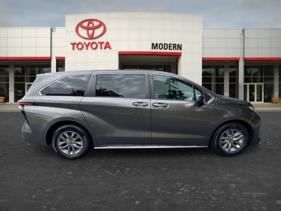 Certified 2022 Toyota Sienna XLE FWD image 4