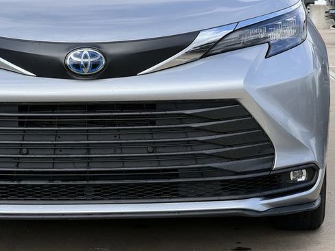 Used 2025 Toyota Sienna XLE FWD image 9