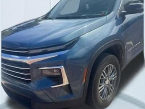 Used 2024 Chevrolet Traverse LT image 2