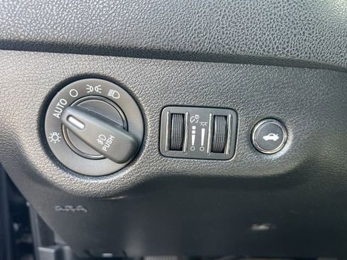 Used 2015 Dodge Charger SE w/ Sport Appearance Group image 12