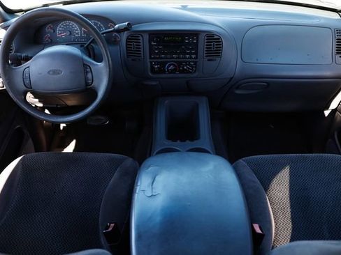 Used 2002 Ford Expedition XLT image 2