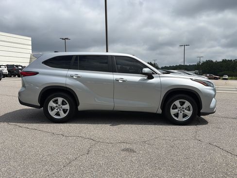 Used 2023 Toyota Highlander L FWD image 19