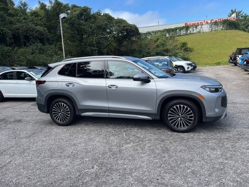 New 2025 Volkswagen Tiguan S image 2