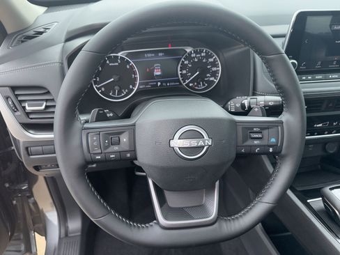 Used 2025 Nissan Rogue SV w/ SV Premium Package FWD image 28