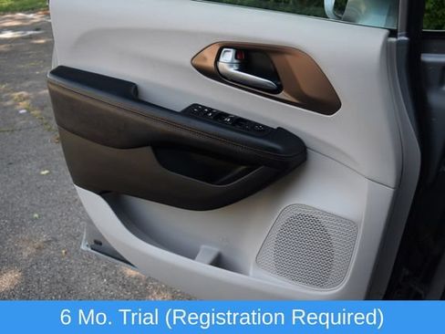 Used 2017 Chrysler Pacifica Touring-L FWD image 19