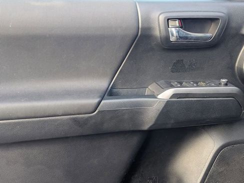 Used 2017 Toyota Tacoma TRD Off-Road image 13