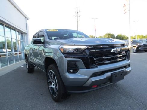 Used 2024 Chevrolet Colorado Z71 w/ Z71 Convenience Package 2 AWD/4WD image 4