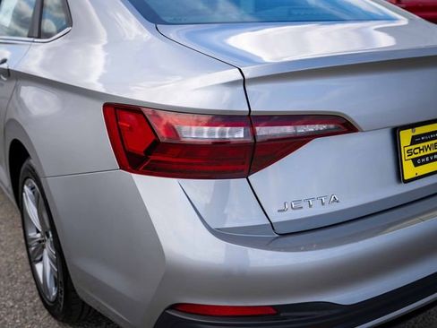 Used 2024 Volkswagen Jetta SE FWD image 9