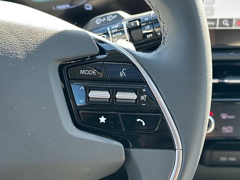 Certified 2025 Kia Niro EX Touring image 12