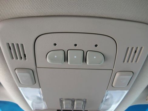 Used 2010 Cadillac DTS Luxury image 24