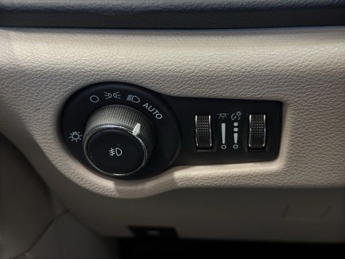 Used 2023 Chrysler Pacifica Touring-L image 33