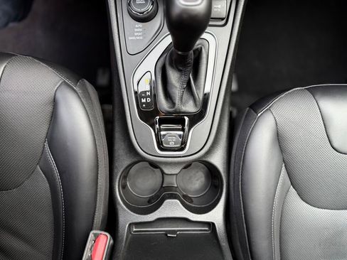 Used 2022 Jeep Cherokee Limited image 17